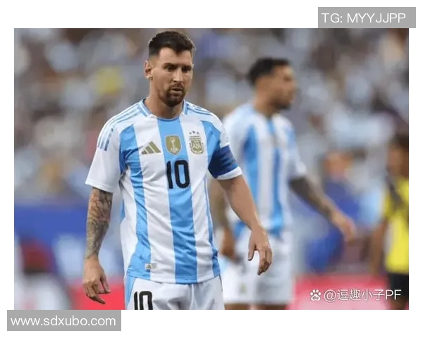 世界足球巨星的传奇故事与成就解析:从梅西到C罗的辉煌历程 世界足球巨星的传奇故事与成就解析:从梅西到C罗的辉煌历程